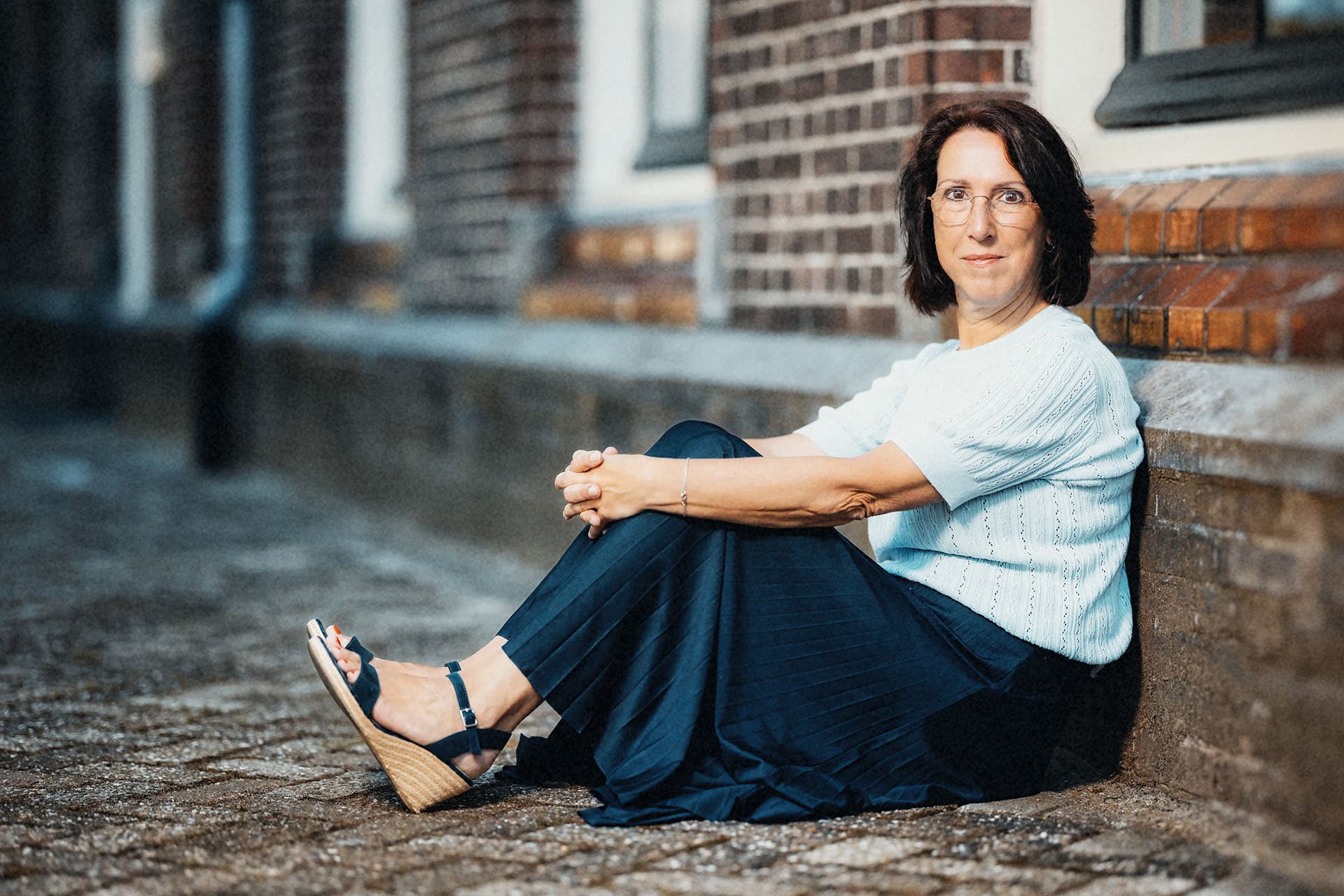Ontspannen buitenportret van Ellen