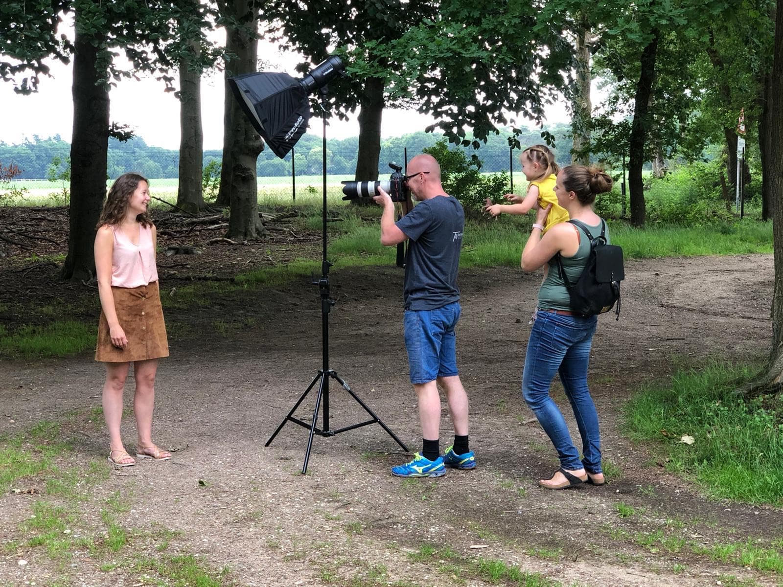 Ted fotografeert met mobiele studioflitser een portret op locatie in het bos