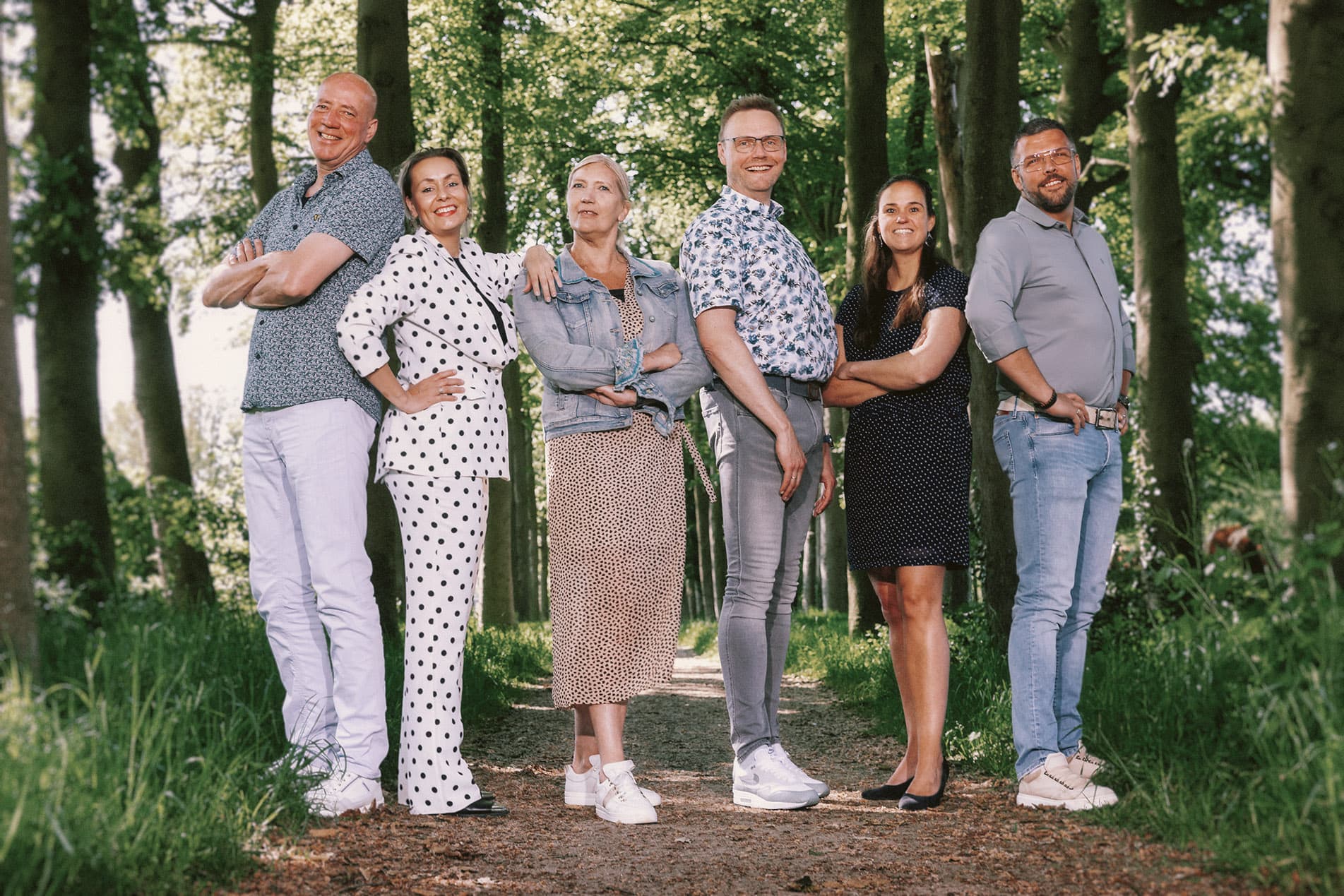 Teamportret van de Gelderse Kring op een bospad