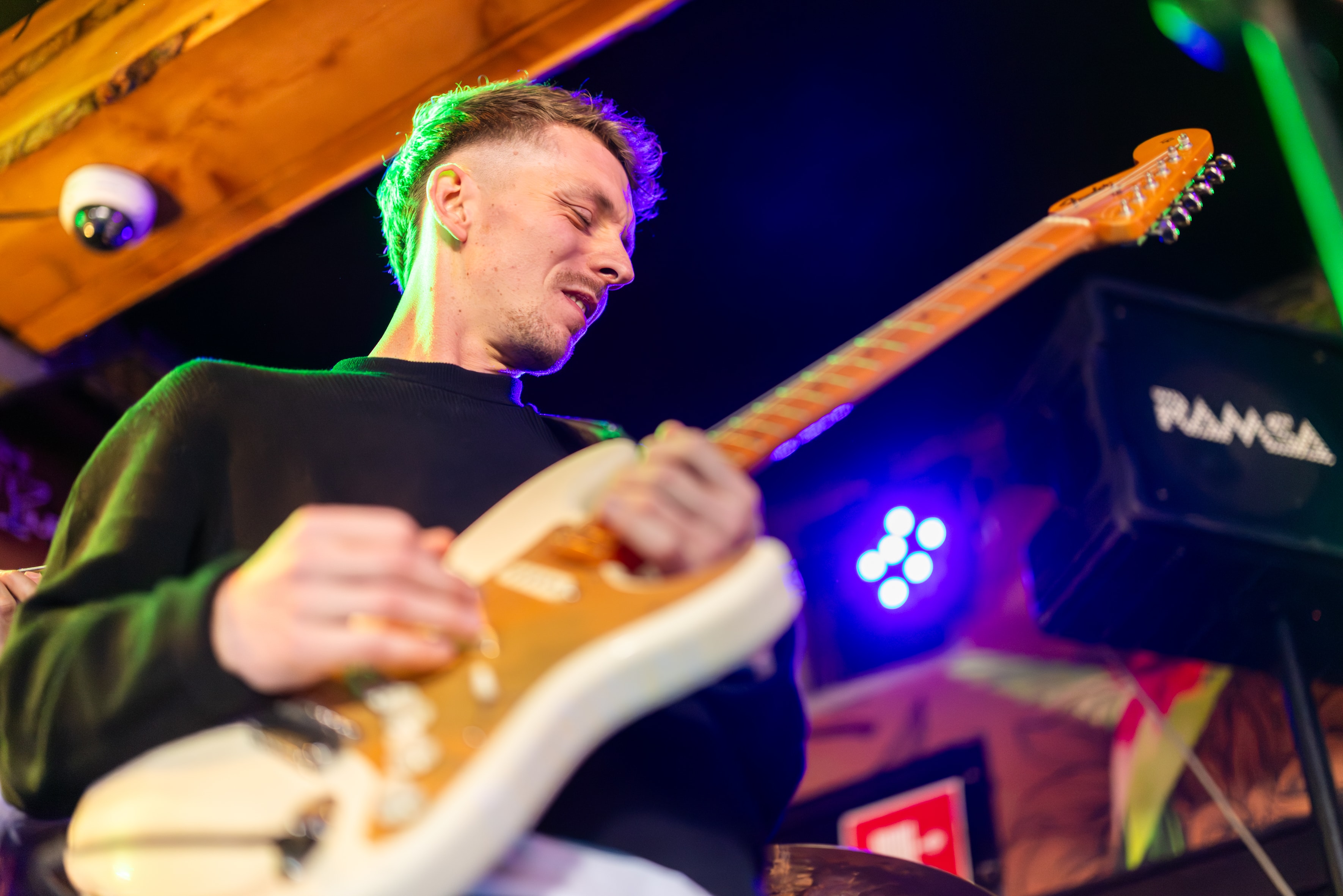 Een gitarist tijdens Sunday Soul in Ede
