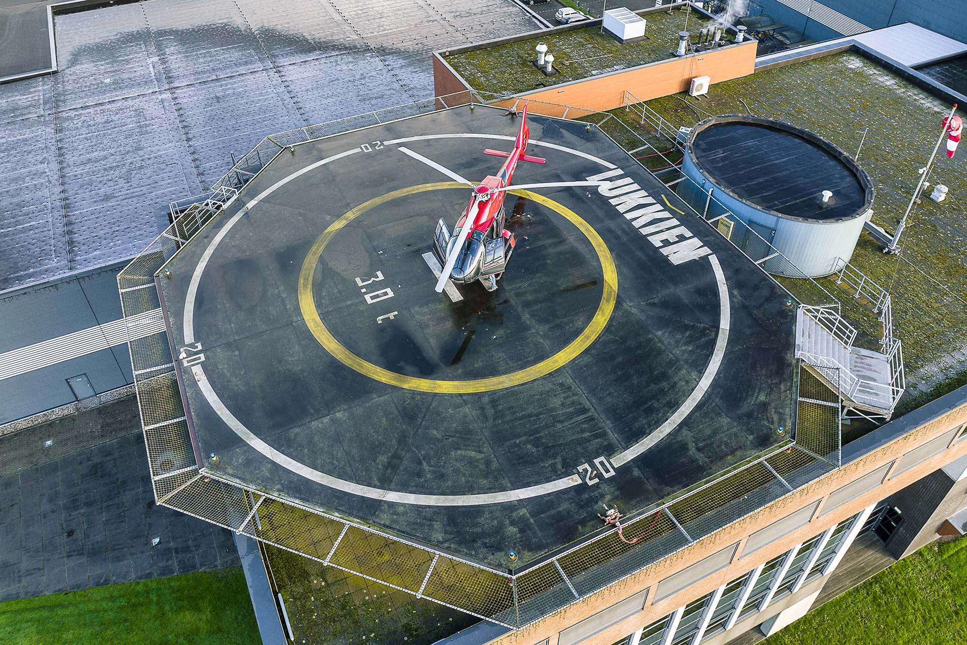 Airbus EC 120B op het flightdeck van Lukkien in Ede, foto 9